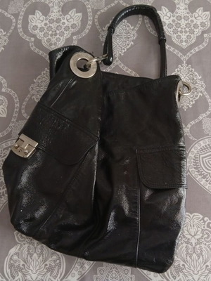 Ημιλουστρινή μαύρη τσάντα ώμου σαν καινούργια, δερμάτινη φοδραρισμένη