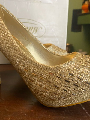 Golden pumps new, size 41