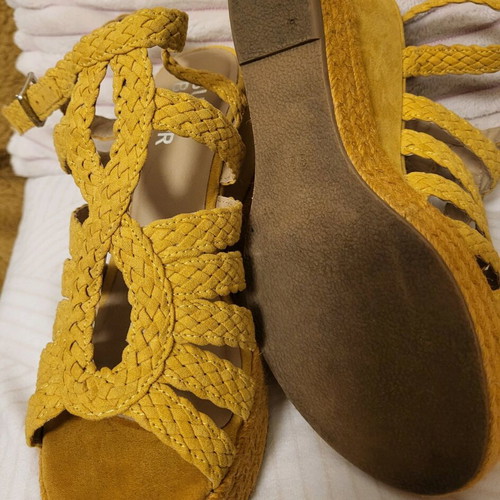 Bullboxer sandals with woven texture like new, size 38, 10cm heel and 4cm platform yellow