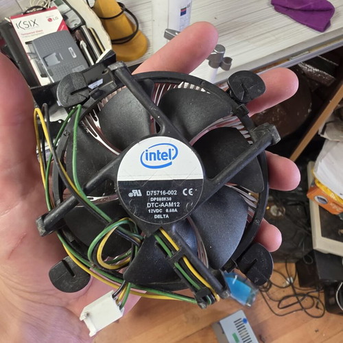 Intel Core i3-2100 and Pentium E5200 processors used with original coolers