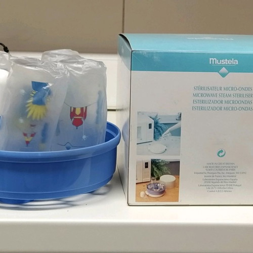 Mustela baby microwave sterilizer new with 4 biberon and nipples