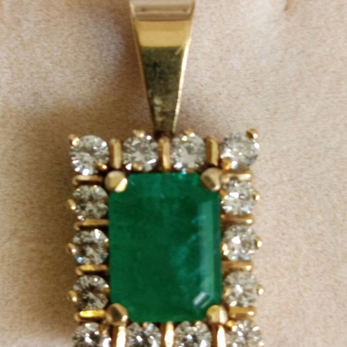 Women's 18k gold motif like new with emerald and 14 brilliants