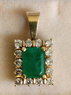 Women's 18k gold motif like new with emerald and 14 brilliants