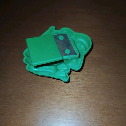 Plastic frogs used, excellent condition, functional
