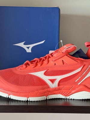 Mizuno Wave Luminous Volleyball shoes new, size 39, with box