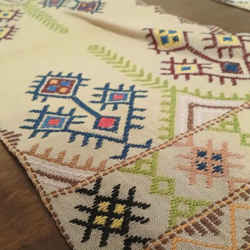 Embroidered table linens like new, set of 3 pieces