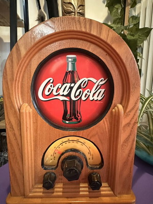 Vintage Coca-Cola Cathedral Style Radio like new, AM/FM