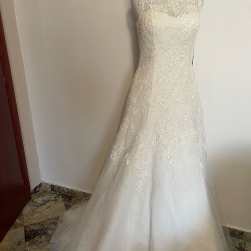 Demetrios wedding dress new, fits M/L, white