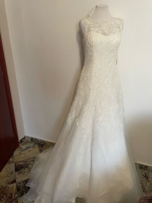 Demetrios wedding dress new, fits M/L, white