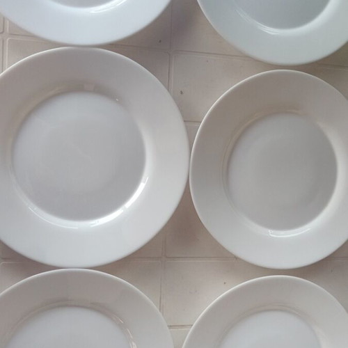 Set of 6 small white porcelain plates like new for food or dessert