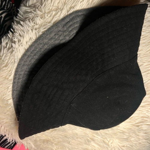 Reversible hat like new, round shape