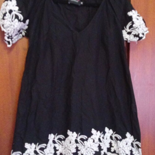 Manolo blouse black with white embroidery like new, size M