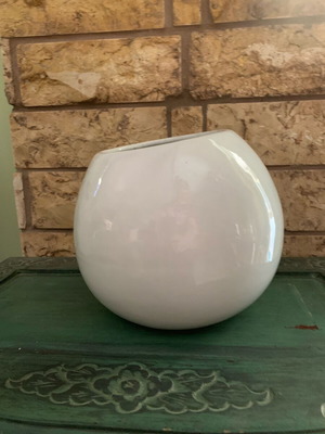 Decorative vase used without cracks or scratches