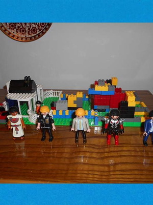Παιχνίδι κατασκευών με τουβλάκια Lego και 6 φιγούρες Play Mobil μεταχειρισμένο