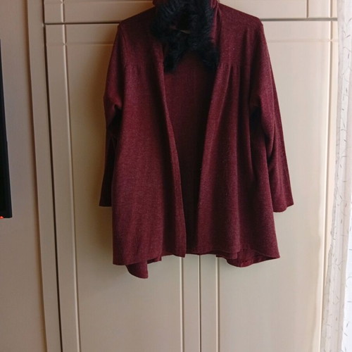 Bordeaux cardigan with black fur hood like new