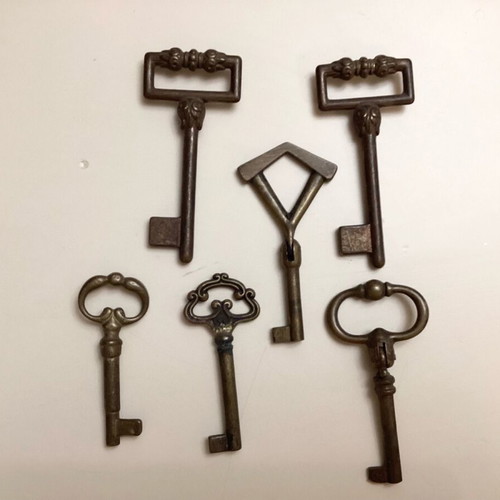 Vintage metal keys set of 6 used, Italy