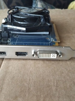 AMD Radeon Sapphire HD 5670 graphics card like new, 1024MB GDDR5