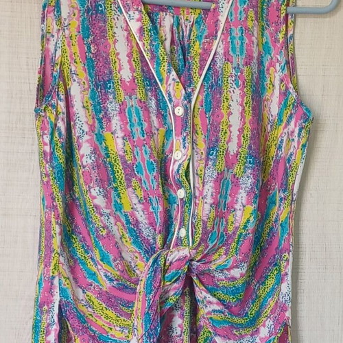 Sleeveless multicolor top with front tie like new