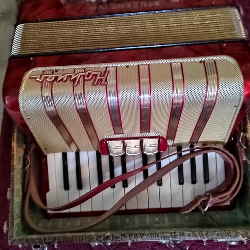 Hohner Vintage Student IVM Accordion like new with original case