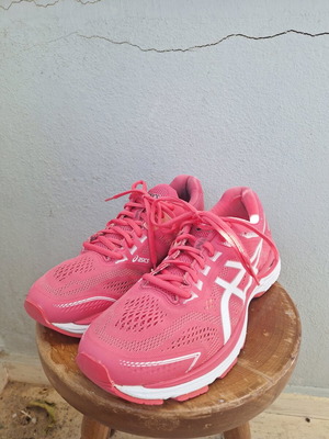 Asics GT-2000 7 running shoes, size 42, pink and white
