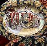  Αντίκα SATSUMA σπάνιο επιχρυσωμένο  επισμαλτωμένο και ζωγραφισμένο στο χέρι πιάτο πορσελάνης ανάγλυφο κρακελέ με υπέροχη παράσταση από 14 φιγούρες γκέισας και πολύχρωμα σμάλτα …Άθικτο!