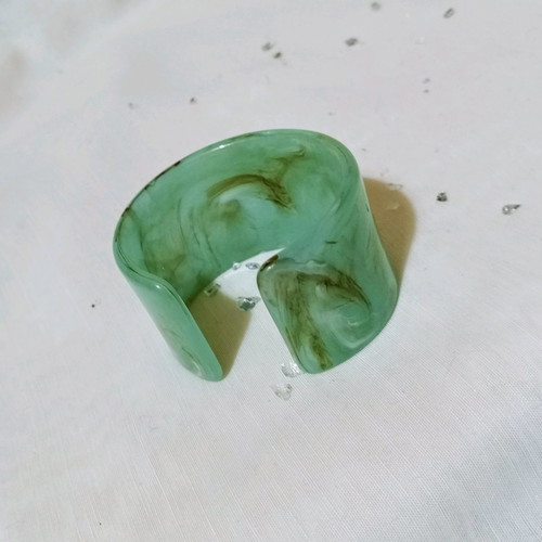 Green bracelet large cuff style made of acrylic resin new