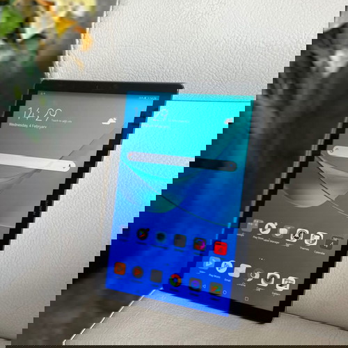 Huawei MediaPad M5 като нов, напълно функционален с зарядно