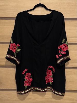 Black shirt kaftan with embroidered flowers like new