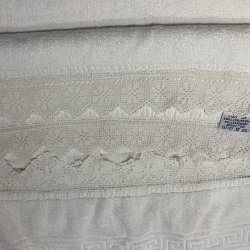 Body towels set of 2 with ancient Greek design and lace, like new