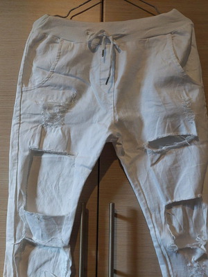 White women's pants with rips like new, size M
