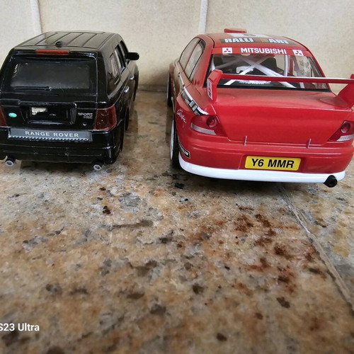 Hornby miniature car set Mitsubishi Lancer WRC and Range Rover Sport like new