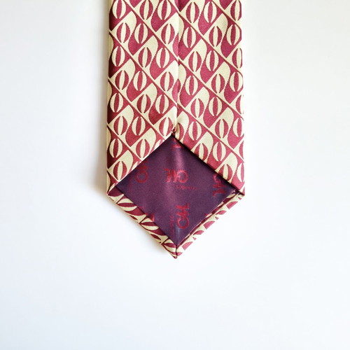 GM tie like new, 100% polyester, beige and red pattern