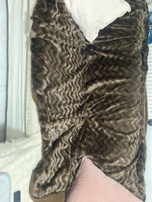 Brown furry textured throw blanket 160×125 cm