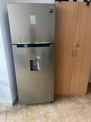 Samsung хладилник με επάνω καταψύκτη, No Frost, Digital Inverter και διανομέα νερού