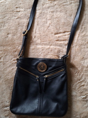 Leather shoulder bag used, black with gold buckle