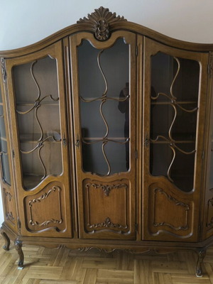 Classic Louis XV Rococo living room display cabinet like new, walnut