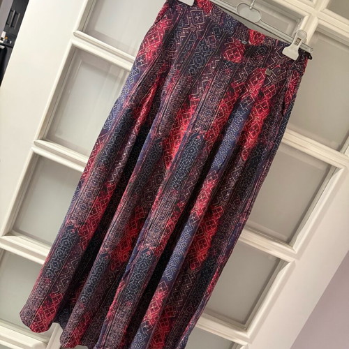 Ale zip culottes like new, viscose, colorful linear pattern, size M