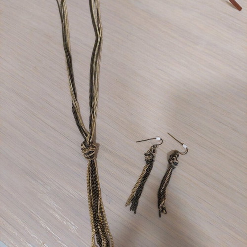 Jewelry set like new with knot and khaki gold chains