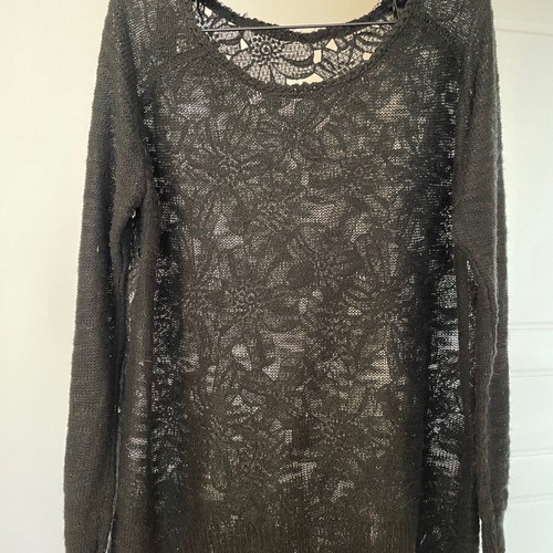 Thin knitted blouse with lace back