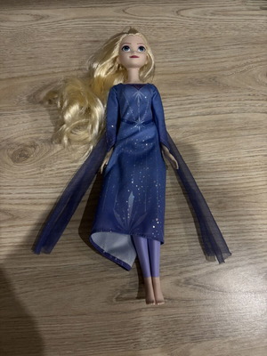 Disney Frozen Ice Skating Elsa doll used by Mattel