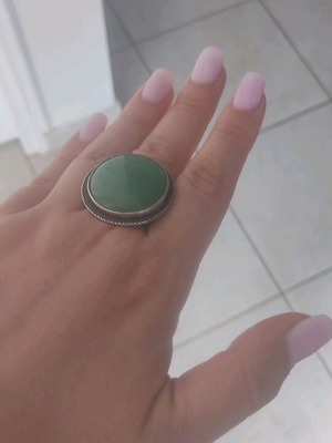 Silver round ring with green stone used, adjustable
