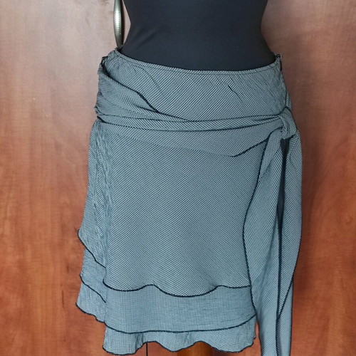 Free Wear wrap skirt like new, boho style with ruffles, size M