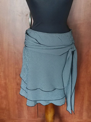 Free Wear wrap skirt like new, boho style with ruffles, size M