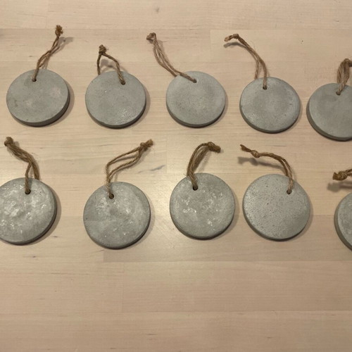 Hanging concrete Christmas ornaments like new, pack of 10