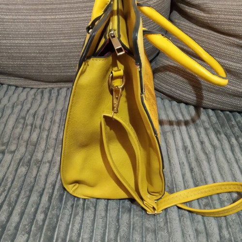 Yellow shoulder bag used with many compartments, leatherette