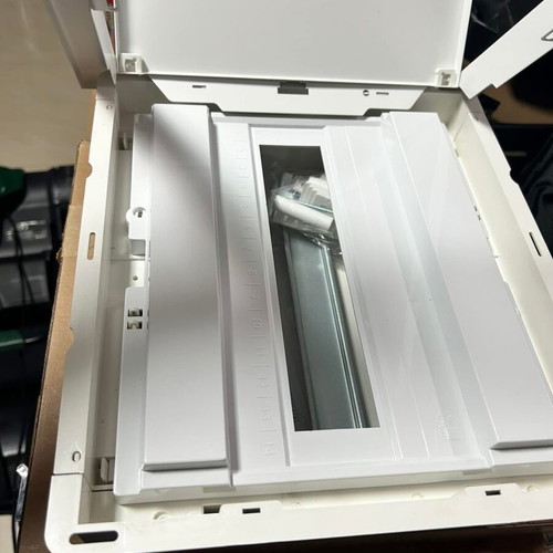 Metal distribution box for concealed installation
