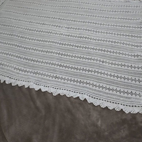 Knitted tablecloth like new 127x104 cm