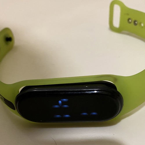 Smartwatch with strap used, functional and in good condition