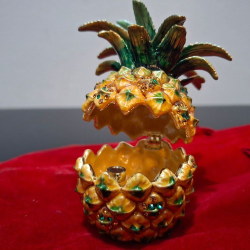 Decorative pineapple box new with magnet and velvet pouch