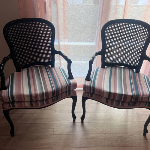 Set of 2 refurbished armchairs with rattan and glass table
